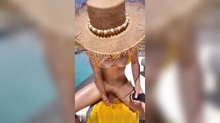 Si sfrega la figa in piscina al sole e si fa venire