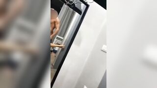 La moglie filma mentre il marito la sbatte a pecorina