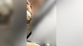 La moglie filma mentre il marito la sbatte a pecorina
