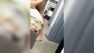 La moglie filma mentre il marito la sbatte a pecorina
