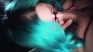 In macchina la moglie gli succhia il cazzo fino alle palle
