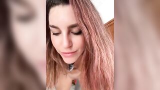 La camgirl italiana si infila il dildo in culo e in figa in diretta