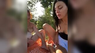 Anteprima del video: Le amiche troie si sditalinano al parco davanti ai guardoni