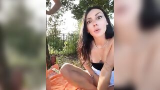 Le amiche troie si sditalinano al parco davanti ai guardoni