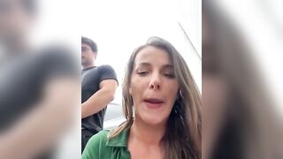 Coppia si ferma in parcheggio per pompino e anale ma arriva gente