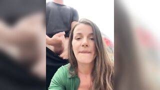 Coppia si ferma in parcheggio per pompino e anale ma arriva gente