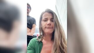 Coppia si ferma in parcheggio per pompino e anale ma arriva gente
