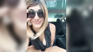 La bionda si ditalina in macchina nel parcheggio in diretta