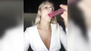 Bionda e rossa si leccono in live e si mettono il dildo