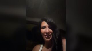 In auto la moglie gli succhia il cazzo al marito