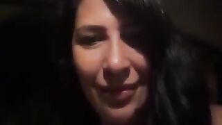 In auto la moglie gli succhia il cazzo al marito