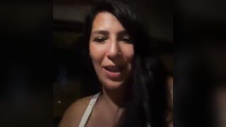 In auto la moglie gli succhia il cazzo al marito