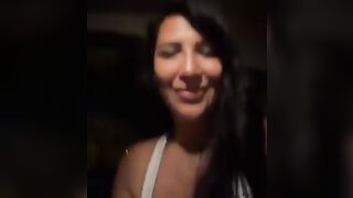 In auto la moglie gli succhia il cazzo al marito