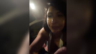 In auto la moglie gli succhia il cazzo al marito