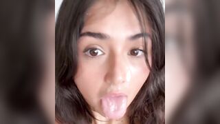 Due teen italiane in ginocchio, FACCIALE di sborra sul letto