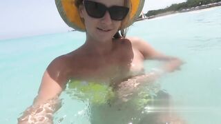 Bionda russa nuda a Cuba, culo grosso in MARE aperto