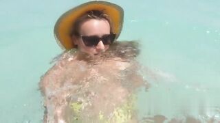 Bionda russa nuda a Cuba, culo grosso in MARE aperto