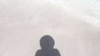 Bionda russa nuda a Cuba, culo grosso in MARE aperto