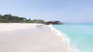 Bionda russa nuda a Cuba, culo grosso in MARE aperto