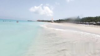 Bionda russa nuda a Cuba, culo grosso in MARE aperto