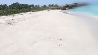 Bionda russa nuda a Cuba, culo grosso in MARE aperto