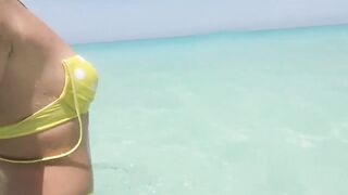 Bionda russa nuda a Cuba, culo grosso in MARE aperto
