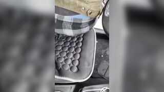 Milf in macchina: pompino al vecchio e SBORRA sulle tette
