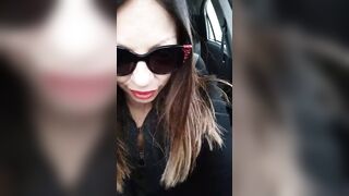 Milf in macchina: pompino al vecchio e SBORRA sulle tette