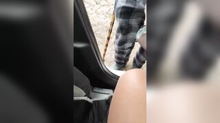 Milf in macchina: pompino al vecchio e SBORRA sulle tette