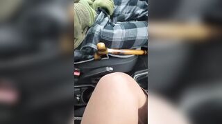 Milf in macchina: pompino al vecchio e SBORRA sulle tette
