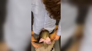 Anteprima del video: Sveltina in ascensore: bionda succhia e si fa CHIAVARE veloce