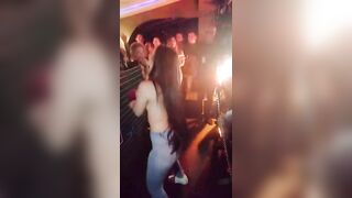 Brunetta in disco si TIRA giù il reggiseno e balla topless