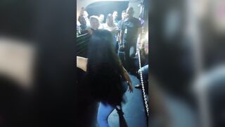 Brunetta in disco si TIRA giù il reggiseno e balla topless