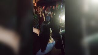 Brunetta in disco si TIRA giù il reggiseno e balla topless