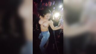 Brunetta in disco si TIRA giù il reggiseno e balla topless