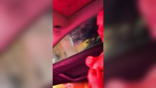 In auto le escono le TETTONE