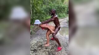 Anteprima del video: Nel bosco offro la moglie al CAZZO NERO