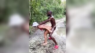 Nel bosco offro la moglie al CAZZO NERO