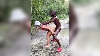 Nel bosco offro la moglie al CAZZO NERO