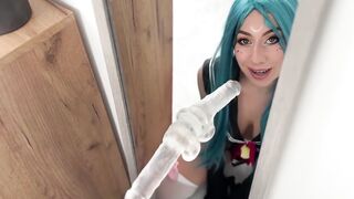 La cosplayer italiana pompa il CAZZO finto allo specchio