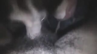 Gli succhia il cazzo, si prende gli schizzi e si pulisce