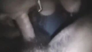 Gli succhia il cazzo, si prende gli schizzi e si pulisce