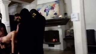 Quattro maschi sulla moglie, il cornuto sta a guardare