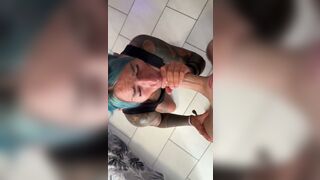 Anteprima del video: Lui le riempie la gola e lei ingoia tutta la sborra