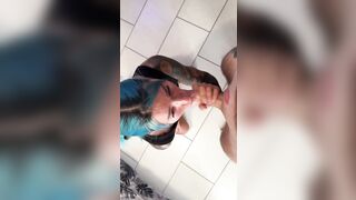 Lui le riempie la gola e lei ingoia tutta la sborra