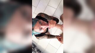 Lui le riempie la gola e lei ingoia tutta la sborra