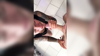 Lui le riempie la gola e lei ingoia tutta la sborra