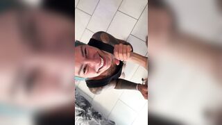 Lui le riempie la gola e lei ingoia tutta la sborra