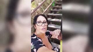 Milf in live: pompino al guardone prima che arrivino tutti
