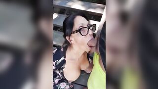 Milf in live: pompino al guardone prima che arrivino tutti